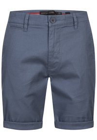 Shorts bleus pour hommes en tissu texturé avec fermeture à bouton, ourlets retroussés et détails subtils sur la ceinture.