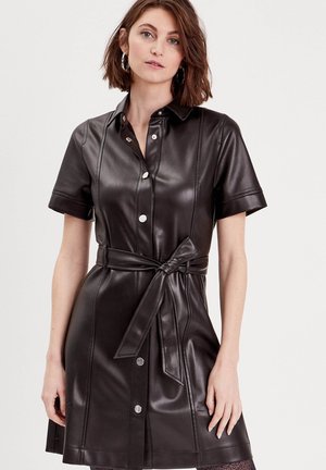 Schwarzes Kunstleder-Kleid mit kurzen Ärmeln, vorderer Knopfleiste, tailliertem Gürtel und vertikalen Steppnähten. Glatte Textur.