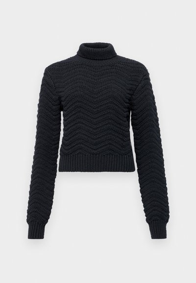Pleteni džemper s visokim ovratnikom u tamnoplavoj boji, s uzorkom u obliku cik-cak, dugim rukavima i rebrastim rubovima na donjem dijelu i rukavima za sigurno prianjanje.