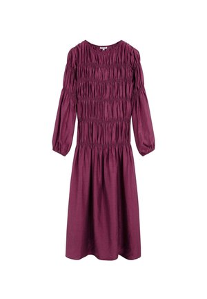 Vestido morado de longitud hasta la rodilla hecho de tela texturizada. Presenta un cuerpo fruncido, mangas abullonadas con elasticidad y una falda fluida.