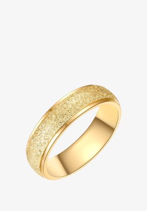 Gouden ring met een gestructureerd, glinsterend oppervlak in het midden en gladde randen, wat een twee-tonen effect creëert in een klassieke bandontwerp.