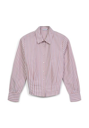 Camicia colletto rosa chiaro con righe bianche verticali, maniche lunghe, chiusura a bottone e polsini elastici. Tessuto morbido con una texture liscia.