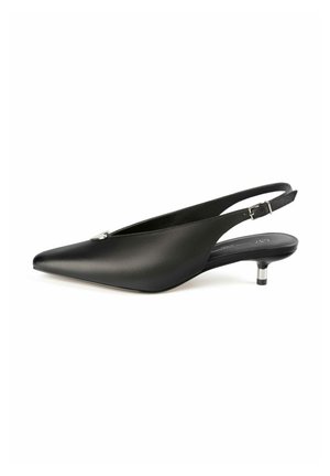 Juodas odinis slingback batelis su smailiu pirštu, žemu kitten kulnu ir sagtimi. Viršutinė dalis pasižymi sklandžia, lygiomis tekstūromis.