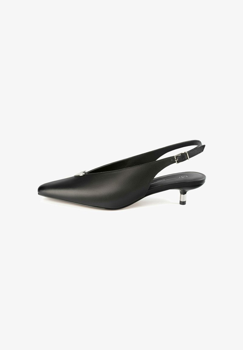 Must musta slingback kingad terava ninaga, madala nii nimetatud kontsaga ja pandlaga rihmaga. Ülal on sujuv, sile tekstuur.