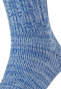 Niebieska, dziana skarpeta z teksturowanym wzorem prążkowanym, z różnymi odcieniami niebieskiej włóczki, podkreślająca misterny ścieg.