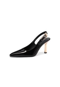Scarpa slingback in vernice nera con punta affilata, tacco dorato metallico e cinturino alla caviglia regolabile. Texture liscia con design minimalista.