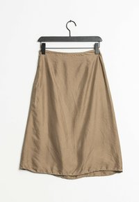 Jupe marron clair, longueur genou, en tissu lisse. Caractérisée par une coupe droite, une légère brillance et un ourlet légèrement incurvé en bas.