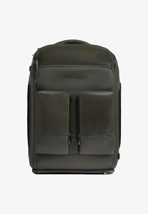 Mochila de cuero verde con dos bolsillos frontales con cremallera y textura suave. Incluye un asa superior y detalles de costuras reforzadas.