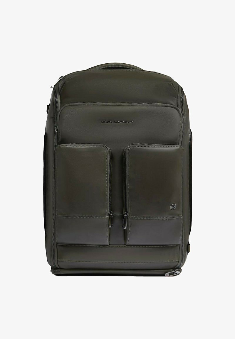 Zaino in pelle verde con due tasche frontali con cerniera e una texture liscia. Include una maniglia superiore e dettagli con cuciture rinforzate.