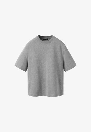 Jednostavna siva majica kratkih rukava s okruglim izrezom i opuštenim krojem, prikazana na bijeloj pozadini.