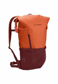 Mochila roll-top en naranja y burdeos. Fabricada con materiales reciclados, cuenta con correas ajustables y un acabado texturizado con detalle de logo.