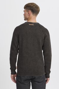 Mørkebrun strikket sweater med en struktureret overflade, raglanærmer og en trælogo detalje ved ryggen af halsudskæringen.