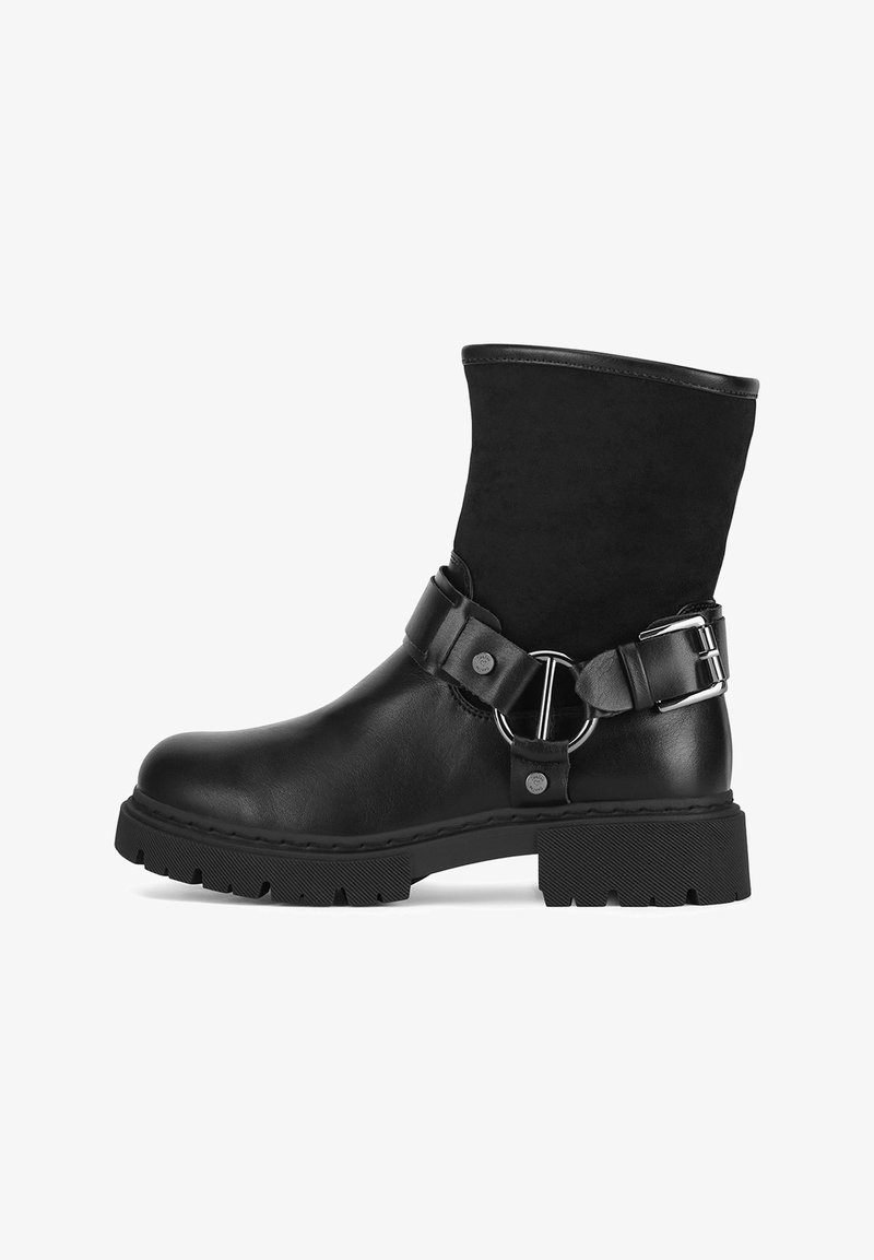 Juodi aulinukai su odine apačia ir zomšine viršaus dalimi. Yra dirželis su sagtimi ir metaliniu žiedu. Storas, tekstūruotas guminis padas.