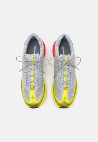 Merrell AGILITY PEAK 5 - Chaussures de running - highrise/hiviz