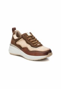 Zapatillas en marrón y beige con diseño bajo, materiales de gamuza y cuero texturizados, suela blanca gruesa y cordones redondos.