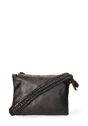Pochette en cuir noir avec une sangle tressée, de forme rectangulaire, fermeture éclair sur le dessus, texture lisse et éclat subtil.