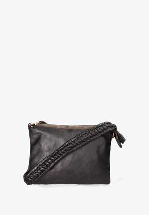 Clutch in pelle nera con tracolla intrecciata, forma rettangolare, chiusura con zip superiore, texture liscia e una leggera lucentezza.