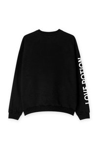 Sudadera negra de manga larga, con puños acanalados y cuello redondo. Presenta la frase "LOVE POTION" impresa en blanco en la manga derecha.