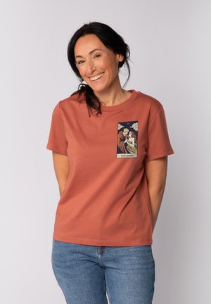 Korte mouw rustkleurig T-shirt van katoen, met een rechthoekige graphic met een stel, getiteld "DE LIEFDAREN," op de voorkant.