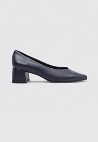 Escarpin en cuir bleu marine avec un bout pointu et un talon carré. Texture lisse avec un design minimaliste et sans motifs ni éléments visibles.
