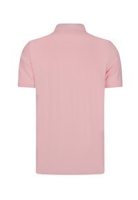 Camisa polo de color rosa claro, de manga corta, con cuello clásico, textura suave, sin patrones o adornos visibles. Vista trasera únicamente.