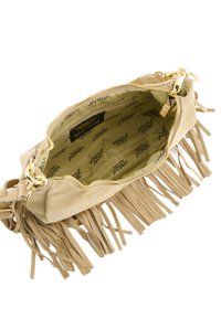 Zachte beige suède handtas met franjes, gouden rits en groene stofvoering met een herhaald logo-patroon.