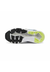 Schuhsohle in einem Schwarz-, Weiß- und Neon-Grün-Farbschema mit unterschiedlichen texturierten Mustern für Grip und Stabilität.