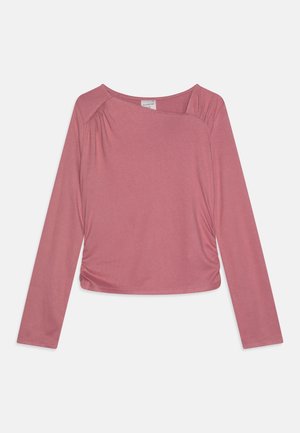 Langærmet top i støvet rosa med rynkede detaljer på skulderen og asymmetrisk halsudskæring, lavet af blødt, glat stof.