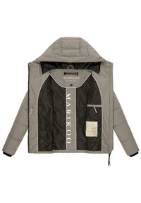 Grijze pufferjack met capuchon, voorzien van een zwarte voering, contrasterende witte accenten, binnenzak en merklabel.