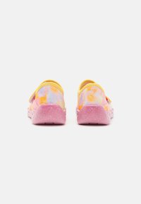 Kolorowe buty wsuwane z tęczowym wierzchem w żółtym, różowym i pomarańczowym kolorze, z różowo nakrapianą podeszwą i miękkim materiałowym zapiętkiem.
