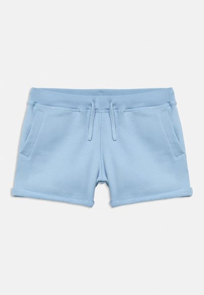 Ανοιχτό μπλε βαμβακερά σορτς με ελαστική μέση, κορδόνι, πλαϊνές τσέπες και ρολαρισμένο τελείωμα, τοποθετημένα επίπεδα σε λευκό φόντο.