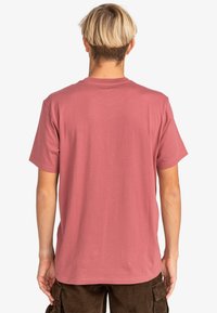 Billabong STACKED ARCH PKT - Camiseta estampada - rdu