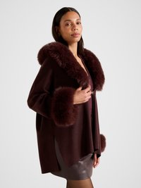 Burgundia värvi mantel võltskarusnahast krae ja mansettidega. Lahtise lõikega, külgedel lõhikuga. Sile tekstuur ja rikkalik värv. Pikad varrukad.