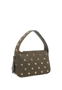 Borsa a tracolla verde oliva in camoscio, dalla forma piatta, caratterizzata da borchie a forma di stella in metallo color oro rosa e da una tracolla curva per il trasporto.