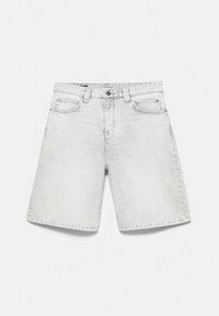 Short en denim gris clair avec bouton devant, fermeture éclair et design cinq poches, posé à plat sur fond blanc.