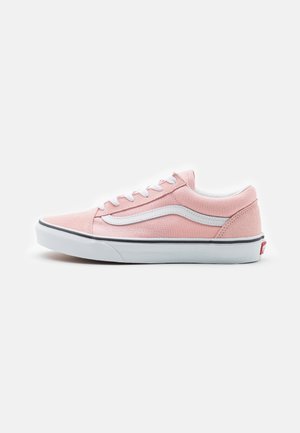 Zapatilla baja de lona rosa con cordones blancos, franja lateral blanca y suela de goma blanca con ribete negro.
