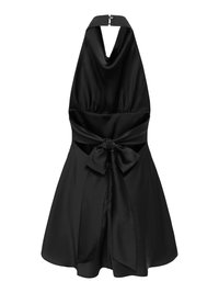 Robe noire en satin col halter avec un grand nœud à l'avant et un détail découpé à la taille, jupe évasée et fermeture par bouton au niveau de l'encolure.