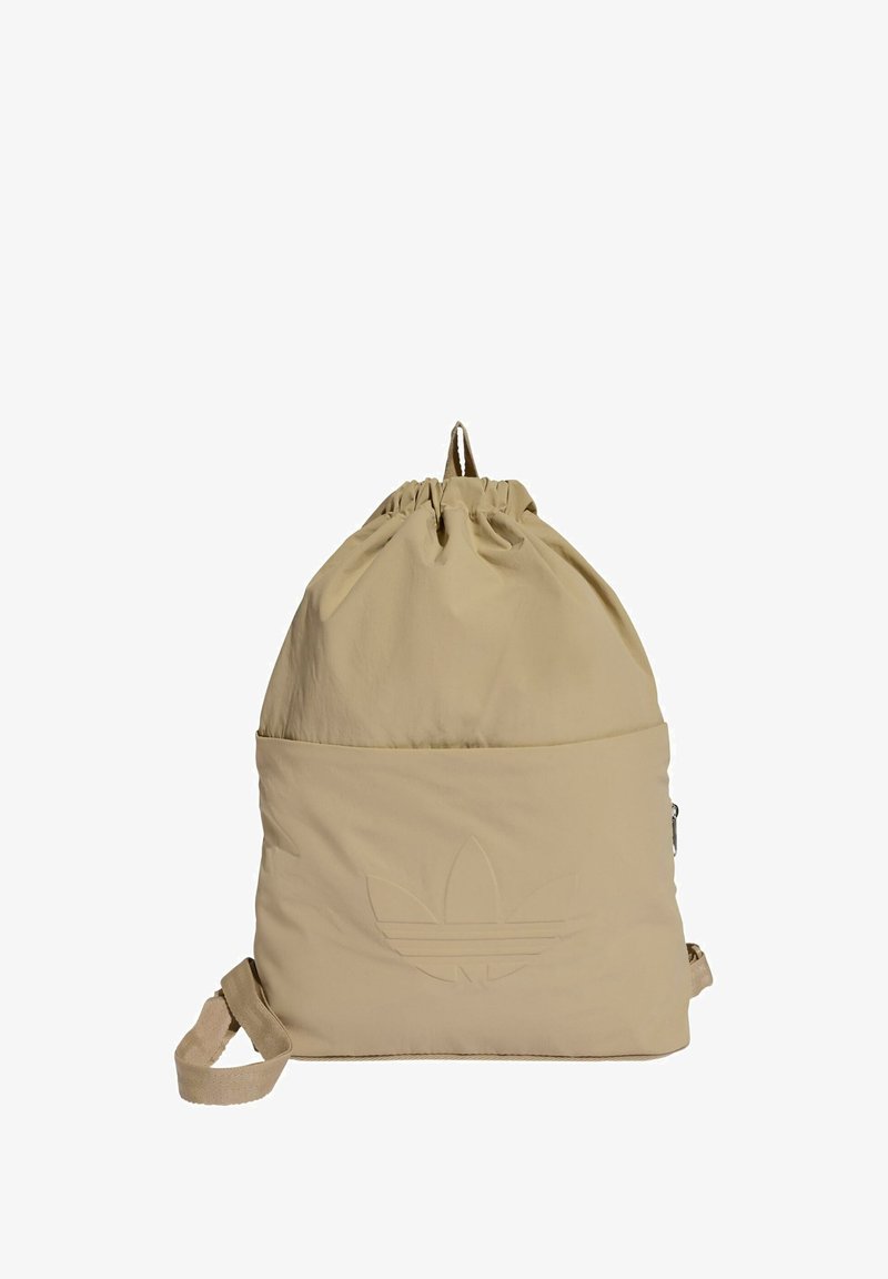 Mochila beige de nylon con cordón, acento de logo texturizado, correa ajustable y un bolsillo frontal para almacenamiento.