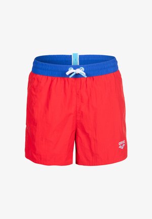 Røde badeshorts med en blå elastisk taljebånd og hvide snøre, med en lille hvid Arena-logo på venstre ben.