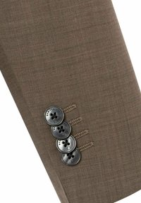 Braune Leinenhose mit vier schwarzen Knöpfen und dekorativer Steppnaht entlang der Tasche. Klare Textur und maßgeschneiderter Schnitt.