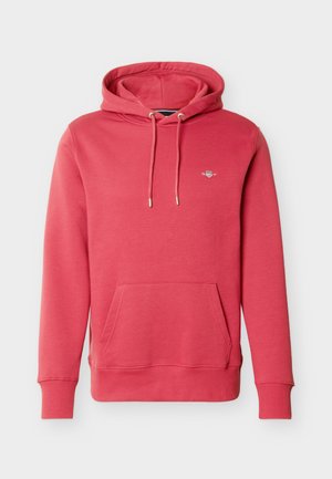 Rotes Kapuzen-Sweatshirt mit vorgestellter Kängurutasche, verstellbarer Kapuze mit Kordelzug, gerippten Bündchen und kleinem weißen Sticklogo auf der linken Brust.