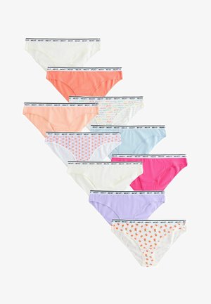 Ni kvinders trusser i forskellige farver og mønstre, hver med en hvid linning med "NEXT" logoet.