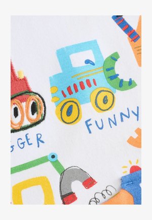 Laste puuvillane kangas, mis sisaldab värvilisi, koomiksilaadseid ehitusmasinate kujutisi sinise, punase, rohelise ja kollase värviga valgel taustal.