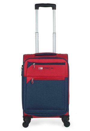 Maleta de viaje roja y azul marino con dos ruedas, asa retráctil, bolsillo delantero con cremallera y un resistente exterior de tela.