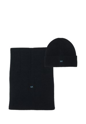 Ensemble écharpe en maille noire et bonnet avec petit logo MK bleu clair sur chacun, présenté sur un fond blanc.