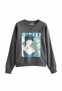 Grijze sweatshirt met een los ontwerp, voorzien van een kleurrijke, geïllustreerde print van een vrouw in een blauwe jurk, omringd door geometrische patronen.