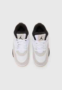 Zapatos deportivos en blanco y gris con una parte superior de ante y malla, que presentan un acento negro, cordones y un logo de Jordan en la lengüeta.