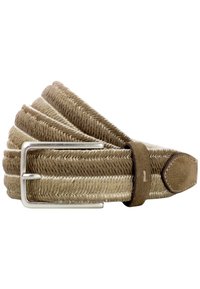 Geflochtener beiger Stoffgürtel mit silberner Metallschnalle, Wildleder-Akzenten und weicher Textur, mit einer verjüngten Endenform und einem Nähedetail.