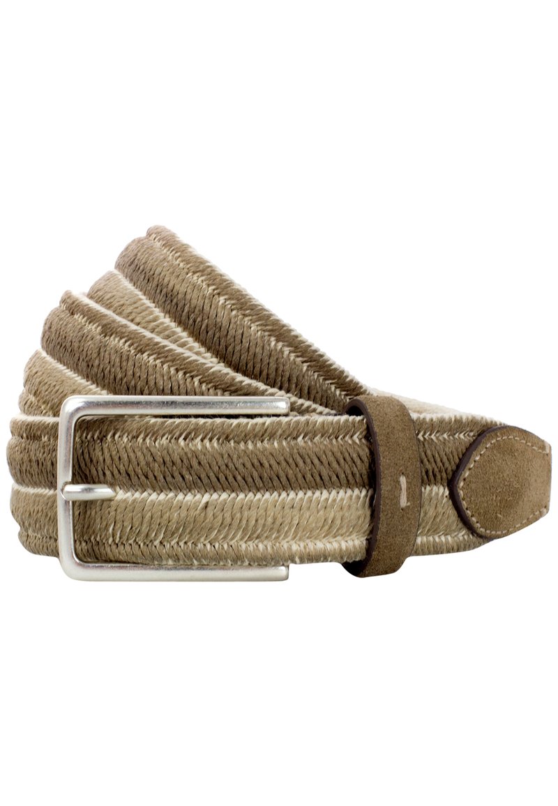 Geflochtener beiger Stoffgürtel mit silberner Metallschnalle, Wildleder-Akzenten und weicher Textur, mit einer verjüngten Endenform und einem Nähedetail.
