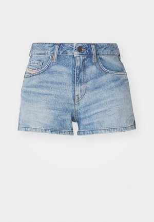 Lysvaskede denimshorts med høy midje, fem lommer og råkant. Har subtil falming og kontraststing.